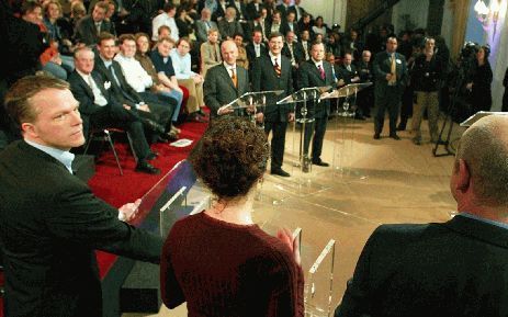 DEN HAAG - De lijsttrekkers van de zes grootste politieke partijen dinsdagavond tijdens het laatste debat vÃ³Ã³r de verkiezingen. Op de voorgrond (v.l.n.r.) Bos (PvdA), Halsema (GroenLinks) en Marijnissen (SP). Op de achtergrond (v.l.n.r.) Zalm (VVD), Bal