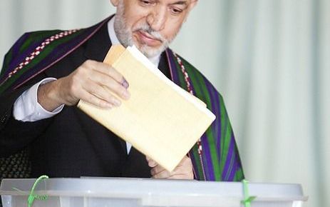 KABUL - De Afghaanse president Karzai brengt zijn stem uit. Foto EPA