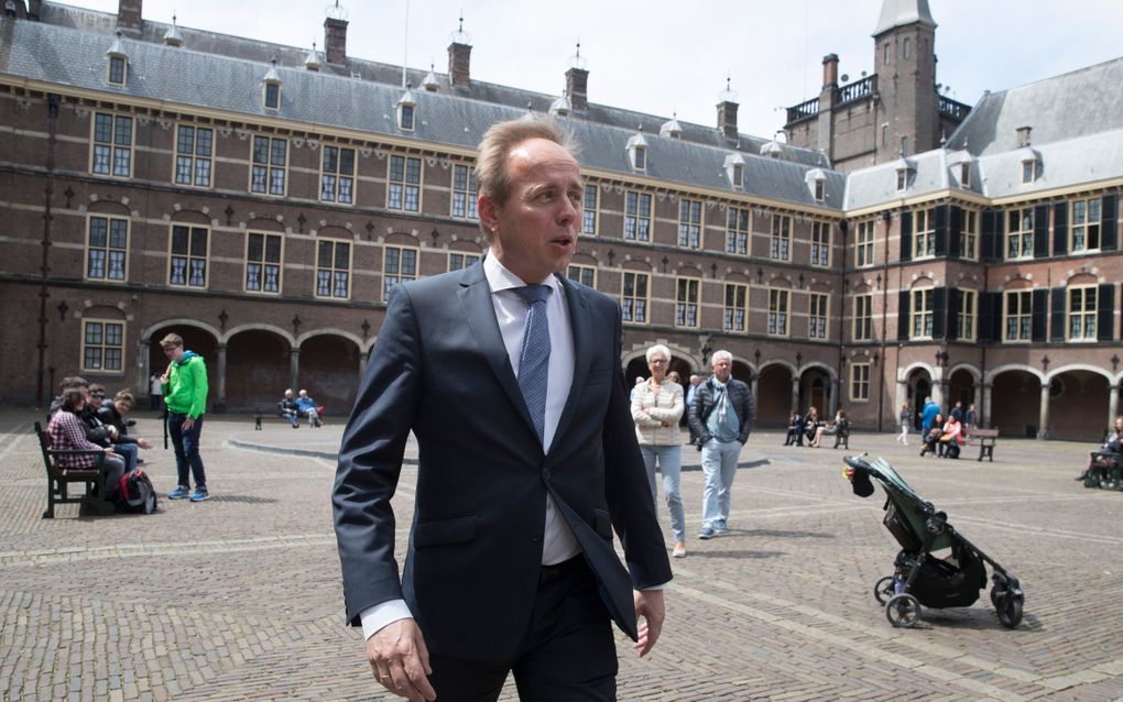 Kees van der Staaij (SGP) komt aan op het Binnenhof voor een gesprek met Informateur Edith Schippers over de formatie van een nieuwe regering. beeld ANP