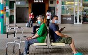 Mensen wachten op de bus in Taiwan. beeld AFP, Sam Yeh 