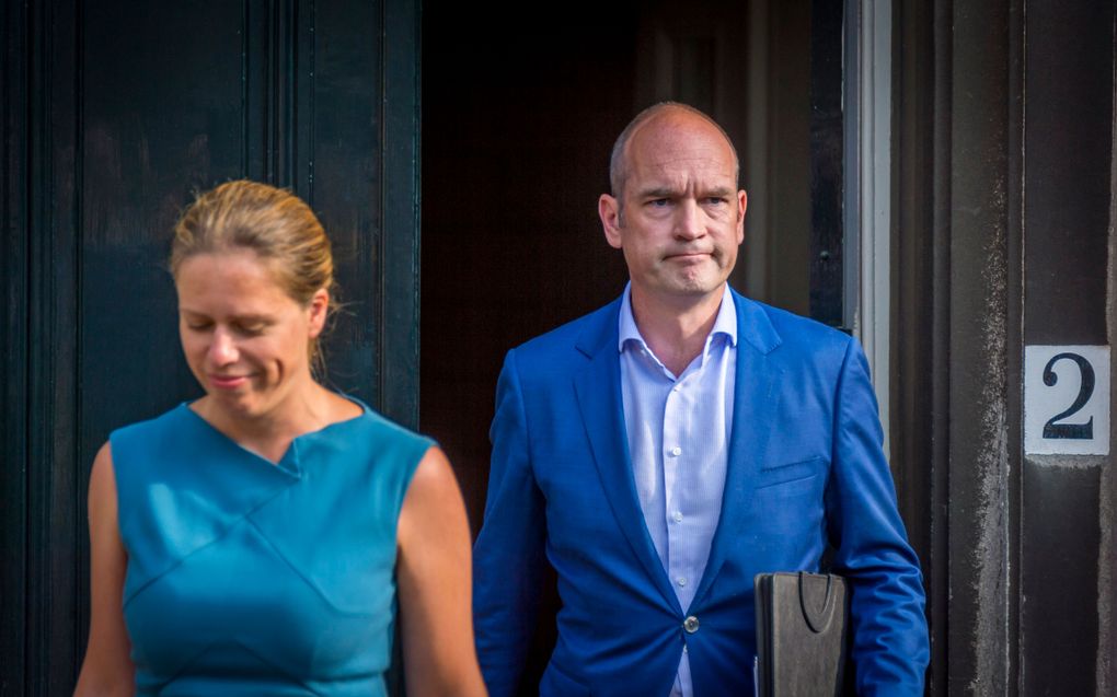 Gert-Jan Seegers en Carola Schouten verlaten het gebouw van de Tweede Kamer na de onderhandelingen van vandaag met informateur Gerrit Zalm. beeld ANP