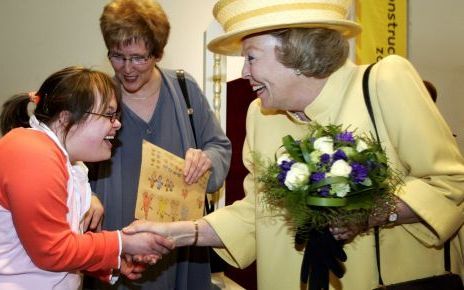 KERKRADE â€“ Koningin Beatrix maakt in het Industrion in Kerkrade kennis met de 18 jarige Sharon Pijpers. De vorstin bezocht Limburg gisteren in het kader van haar zilveren regeringsjubileum. Foto ANP