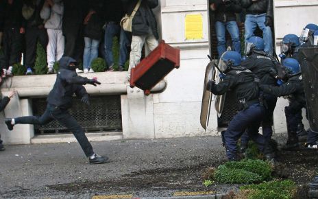 PARIJS â€“ Franse betogers botsten gisteren massaal met de oproerpolitie in Parijs. Honderden relschoppers werden gearresteerd. In diverse Franse steden was het onrustig door actievoerende jongeren. Zij verzetten zich tegen een plan van de regering om het