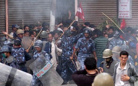 KATHMANDU - De Nepalese politie raakte zaterdag slaags met de demonstranten. Tienduizenden betogers waren op de been om te protesteren tegen het beleid van koning Gyanendra. Foto EPA.