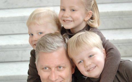 BRUSSEL - Kroonprins Filip van België met zijn drie oudste kinderen. Amper een kwart van de Belgen vindt dat prins Filip een waardige opvolger is voor zijn vader, koning Albert. Foto EPA