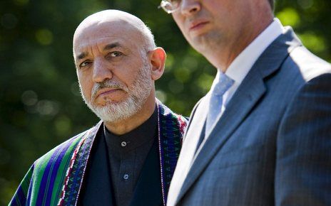 DEN HAAG - President Karzai van Afghanistan brengt maandag en dinsdag een werkbezoek aan Nederland. Hier zijn zij te zien tijdens een persconferentie. Foto ANP