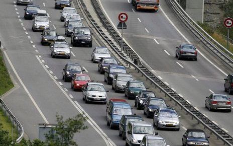 WENEN – Het begin van de schoolvakanties in het zuiden van Nederland en delen van Oostenrijk en Duitsland heeft tot extra drukte geleid op vooral de snelwegen rond Salzburg. Deze file staat voor de ingang van de Gotthard tunnel. Foto EPA