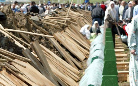 Een vrouw treurt tijdens een massabegrafenis van Bosnische moslims die zijn omgekomen bij de volkerenmoord in Srebrenica. Foto EPA