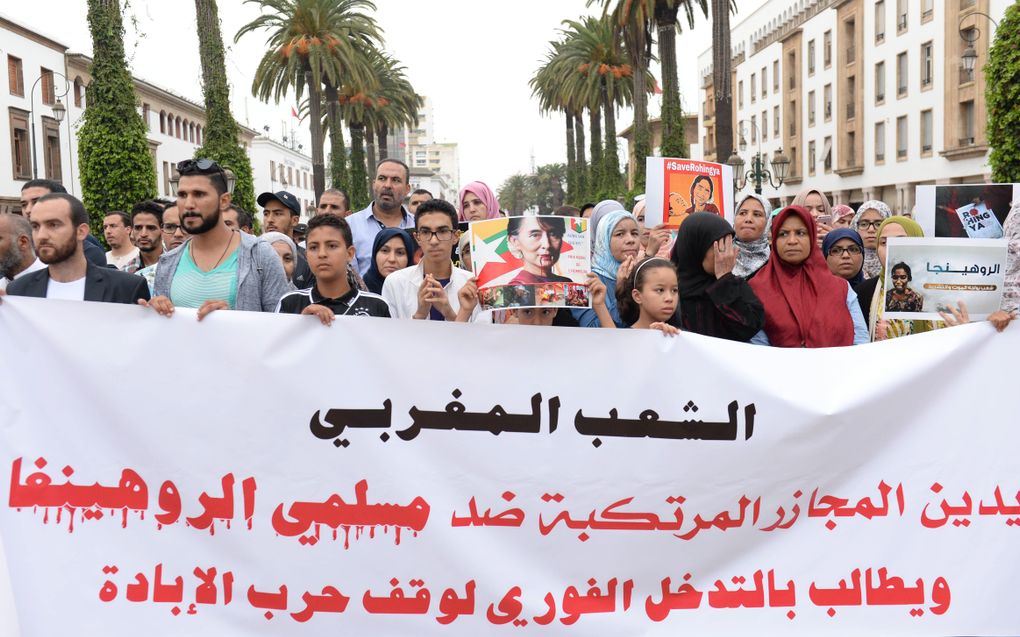 Protest in de Marokkaanse hoofdstad Rabat tegen het optreden van Myanmar tegen de Rohinyas. beeld EPA