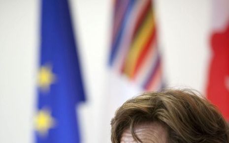 BRUSSEL – EU-commissaris Kroes (Digitale Agenda) zegt in Brussel veel vragen te krijgen van buitenlandse collega’s over de regeringsproblemen in Nederland. „Veel mensen willen van me weten wat er aan de hand is en wat de oplossing is”, stelde ze woensdag 