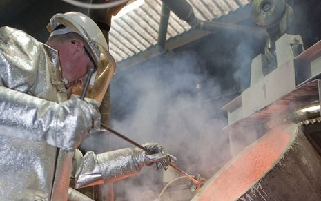 In de gieterij van Koninklijke Eijsbouts in Asten werd gisteren een klok van 2200 kilo gegoten. De beiaardklok, geschonken door waterbouwkundige J. van Oord, komt te hangen in het carillon van de kerktoren van Goedereede. Spetters brons vliegen in het ron