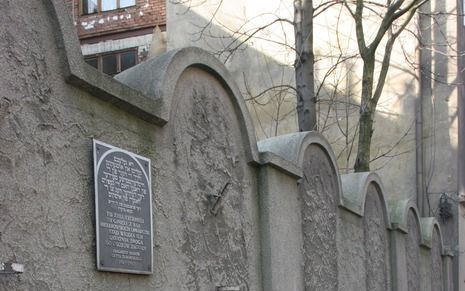 Kransen voor het Joodse getto van Krakau. Veel Joden uit die stad werden afgevoerd naar concentratiekamp Plaszow. - Foto EPA