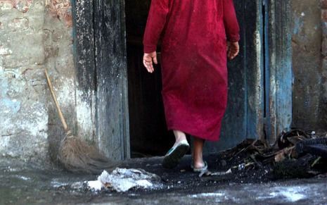 CAÏRO - Extremistische moslims vielen in Egypte vrijdag koptische christenen aan. Op de foto een door moslims verbrand huis van christenen bij onlusten eerder dit jaar. Foto EPA