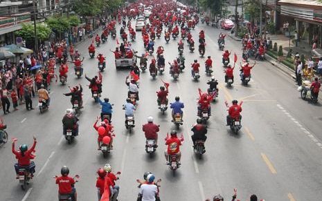 Antiregeringsbetogers zorgen voor een verkeersinfarct in Bangkok. Foto EPA