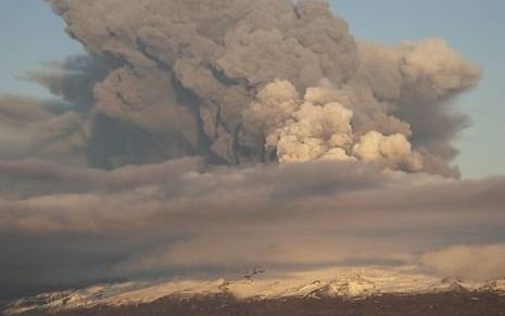 REYKJAVIK - De vulkaanuitbarsting in IJsland zoals die vorige week te zien was. Foto EPA