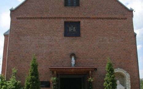 Water bedreigt een kerk in het Poolse Swieciechow Duzy. Foto EPA