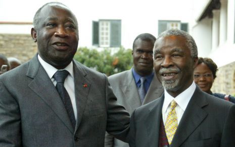 PRETORIA â€“ De Zuid Afrikaanse president Mbeki (r.) schudt zijn Ivoriaanse ambtgenoot Gbagbo de hand bij het begin van de vredesbesprekingen tussen de regering en oppositieleiders van Ivoorkust. Het overleg begon deze week in Pretoria. Foto EPA.