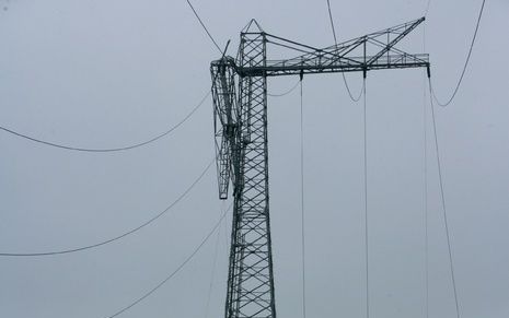 De reparatie van de hoogspanningsmast die woensdagavond door een helikopter geraakt werd, was donderdagmorgen in volle gang. Foto RD, Sjaak Verboom