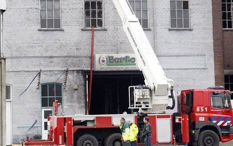 HELMOND - In Helmond woedt sinds vrijdagavond een grote brand in een bedrijfsverzamelgebouw. De brand is zaterdag tegen de middag nog steeds niet onder controle, laat een woordvoerder van de brandweer weten. Ook zouden de rookwolken van de brand inmiddels