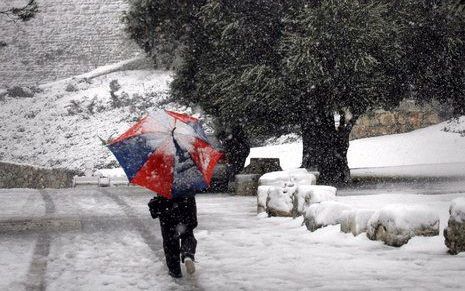 ISRAËL - Een sneeuwstorm heeft woensdag een deel van het Midden-Oosten in het wit gehuld. Verschillende snelwegen zijn geblokkeerd en scholen zijn gesloten. Kinderen in Jeruzalem spelen in de sneeuw op straat. Foto EPA