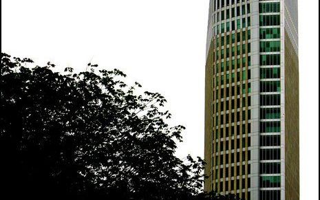 DEN HAAG (ANP) – Het gebied rond de Hoftoren in Den Haag is anderhalve dag afgesloten geweest. De Rijksgebouwendienst, die de toren beheert, besloot hiertoe toen dinsdagochtend twee gevelplaten door de harde wind van het gebouw af dreigden te waaien. Foto