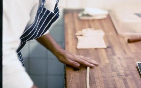 De Italiaanse kok Locatelli wijst in zijn kookboek ”Made in Italy” meer dan eens op het verschil tussen de keuken van zijn restaurant in Londen waar mensen exquise liflafjes verwachten en zijn thuiskeuken, waar de nadruk ligt op eenvoudig basisvoedsel van