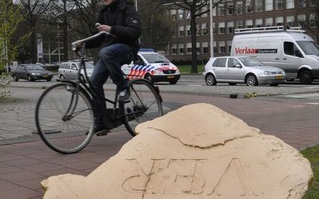 In het centrum van Tilburg zijn de afgelopen week op drie plaatsen mysterieuze grote zwerfkeien neergelegd. Foto ANP.