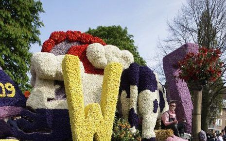 NOORDWIJK/HAARLEM (ANP) – De 61e editie van het Bloemencorso van de Bollenstreek is een enorm succes. Veel mensen zijn zaterdag langs de 40 kilometer lange route vanuit Noordwijk naar Haarlem op de been om naar de praalwagens te kijken. Dat maakte een woo