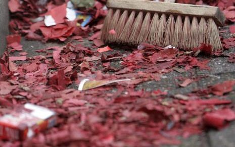 De CU/SGP-fractie in Vlaardingen heeft het college om opheldering gevraagd over de gemeentelijke schoonmaakwerkzaamheden die zondagmiddag gedurende drie kwartier „met veel lawaai” werden uitgevoerd rondom de Grote Kerk. Op dat moment had er juist een dien