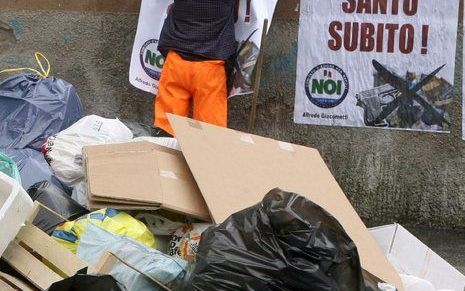 ROME (AP) – De Italiaanse politie is vrijdagnacht slaags geraakt met demonstranten die boos zijn over plannen van de regering om vuilnis uit Napels te dumpen in hun woonplaatsen. Foto EPA