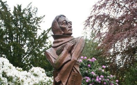 De franciscaanse theoloog Johannes Duns Scotus heeft zijn naam te danken aan zijn vermoedelijke geboorteplaats, Duns, in het zuiden van Schotland. In het parkje van Duns werd ter gelegenheid van het 700e geboortejaar, in september 1966, een standbeeld voo