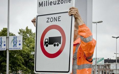 AMSTERDAM – De coalitiepartijen PvdA en GroenLinks steunden donderdag in de Amsterdamse gemeenteraad de plannen van wethouders Tjeerd Herrema (Verkeer) en Marijke Vos (Milieu) om vervuilende auto’s uit de binnenstad te weren. Daarmee kregen de bewindslied