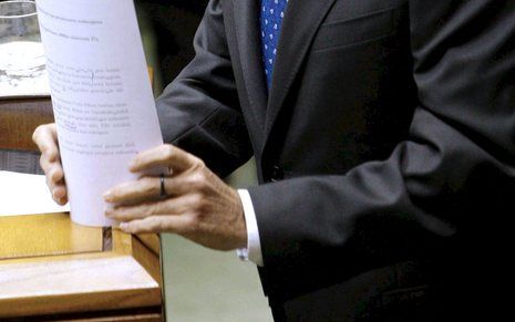 VITORIA - Het hoofd van de Baskische autonome regering, Juan Jose Ibarretxe, houdt een toespraak tijdens zijn interventie in het Baskische Parlement. Foto EPA