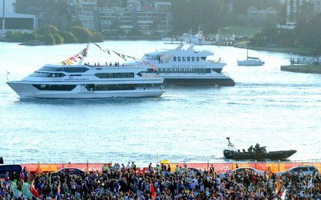 Massa's mensen bij de Wereldjongerendagen aan de haven van Sydney. Foto EPA