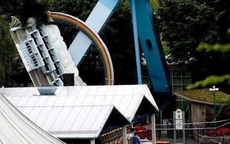 Bij een ongeluk in het Zweedse attractiepark Liseberg zijn dinsdag zeker achttien gewonden gevallen. De attractie, de Rainbow, begaf het aan het begin van de avond. Van de gewonden zijn twee er slecht aan toe. Foto EPA