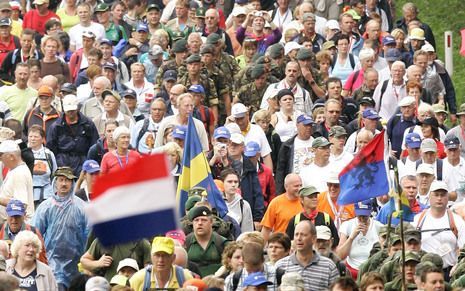 NIJMEGEN – Ruim 35.000 deelnemers aan de Vierdaagse beginnen vrijdagochtend aan hun laatste wandeldag. De ervaring leert dat op deze dag met de feestelijke intocht in Nijmegen in het zicht nog maar enkele honderden lopers onderweg moeten opgeven. Foto ANP