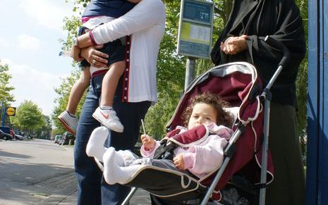 Een vrouw van Marokkaanse afkomst staat tevergeefs te wachten bij een bushalte op de Dunantsingel in Gouda. Foto ProtextDeJo.