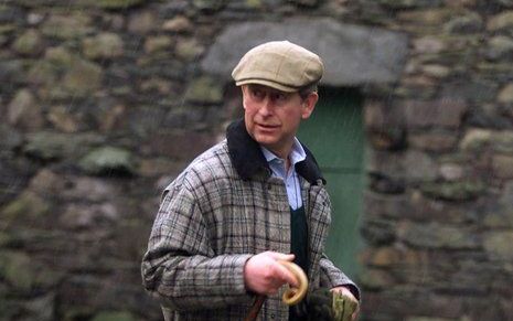 Prins Charles werkte zelf mee aan de aanleg van het terras in de tuin rond zijn huis bij Tetbury. Foto’s Andrew Lawson