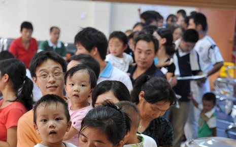 De Chinese overheid weigert nieuwe cijfers vrij te geven over het aantal kinderen dat ziek is geworden door vervuild melkpoeder. Foto EPA