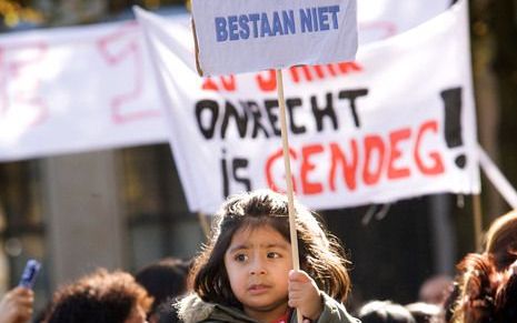 DEN HAAG – Zo’n 200 Afghaanse vluchtelingen hielden donderdag een demonstratie voor het gebouw van de Tweede Kamer. Ze vinden het onterecht dat de overheid hen of hun vader beschouwt als een vermeende oorlogsmisdadiger en geen verblijfsvergunning afgeeft.