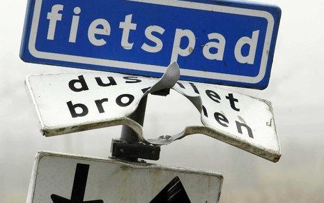 GELDERMALSEN – In de gemeente Geldermalsen zijn tijdens de afgelopen jaarwisseling veel vernielingen gepleegd. Vooral prullenbakken, verkeersborden en lantaarnpalen moesten het ontgelden. De negen burgemeesters uit het Rivierengebied hebben donderdag een 