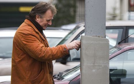 DEN HAAG - Nederlanders gooien teveel geld in de gleuf van de parkeerautomaat. Foto ANP