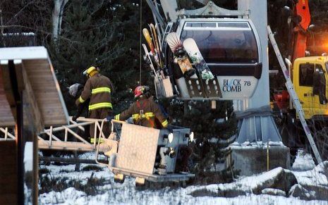 Meer dan vijftig skiërs zijn dinsdag in het Canadese skioord Whistler door de brandweer uit liftcabines gehaald nadat een van de masten van de kabelbaan gedeeltelijk was ingestort. Foto EPA