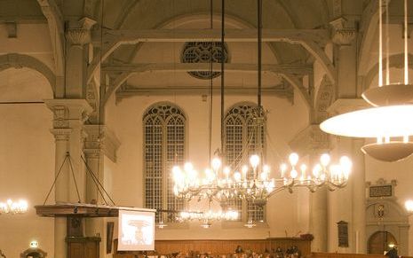 AMSTERDAM – In een volle Noorderkerk vierden zaterdagavond jong en oud uit het hele land het traditionele kerstfeest van de stichting Tot Heil des Volks. „Het lijkt hier wel een beetje Pinksteren”, zei stafmedewerker Krijn de Jong. „Alle volken zijn hier 