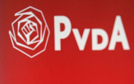 DEN HAAG - Aan de opmars van de PvdA in de peilingen lijkt een eind gekomen. Partijleider Bos op een verkiezingsaffiche. Foto ANP