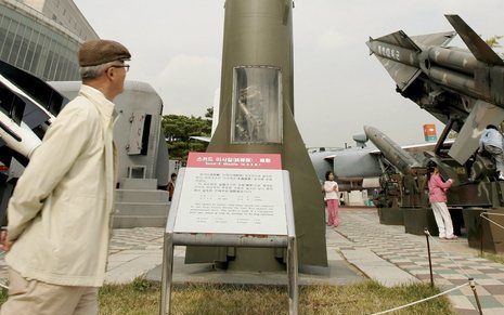 Het communistische Noord–Korea lijkt de lancering van een langeafstandsraket voor te bereiden. De foto toont een Noord-Koreaanse Scudraket, type B, in het oorlogsmuseum van Zuid-Korea. - Foto EPA