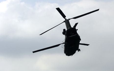 Transport-helikopters van de Koninklijke Luchtmacht mogen vanaf maandag boven delen van de Bergsche Maas oefenen in brandbestrijding. foto ANP