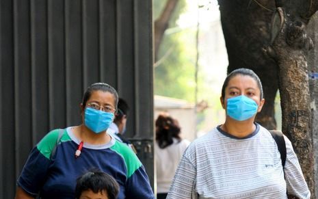 MEXICO-STAD - Mexicanen beschermen zich tegen de varkensgriep. Foto EPA