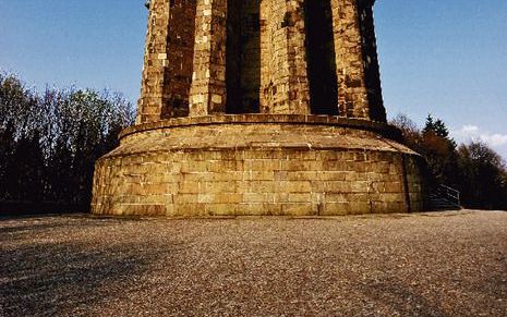 Het 50 meter hoge Hermanns­denkmal bij Detmold. De punt van Hermanns zwaard wijst niet in de richting van het verslagen Rome, maar naar Frankrijk, de grote tegenstander van Duitsland in de negentiende eeuw. Foto Ole Begemann