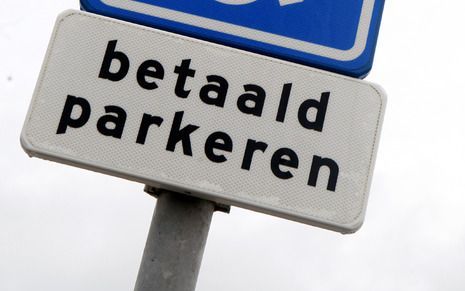 Gehandicapte automobilisten kunnen binnenkort op openbare parkeerplaatsen in het hele land gratis parkeren. foto ANP